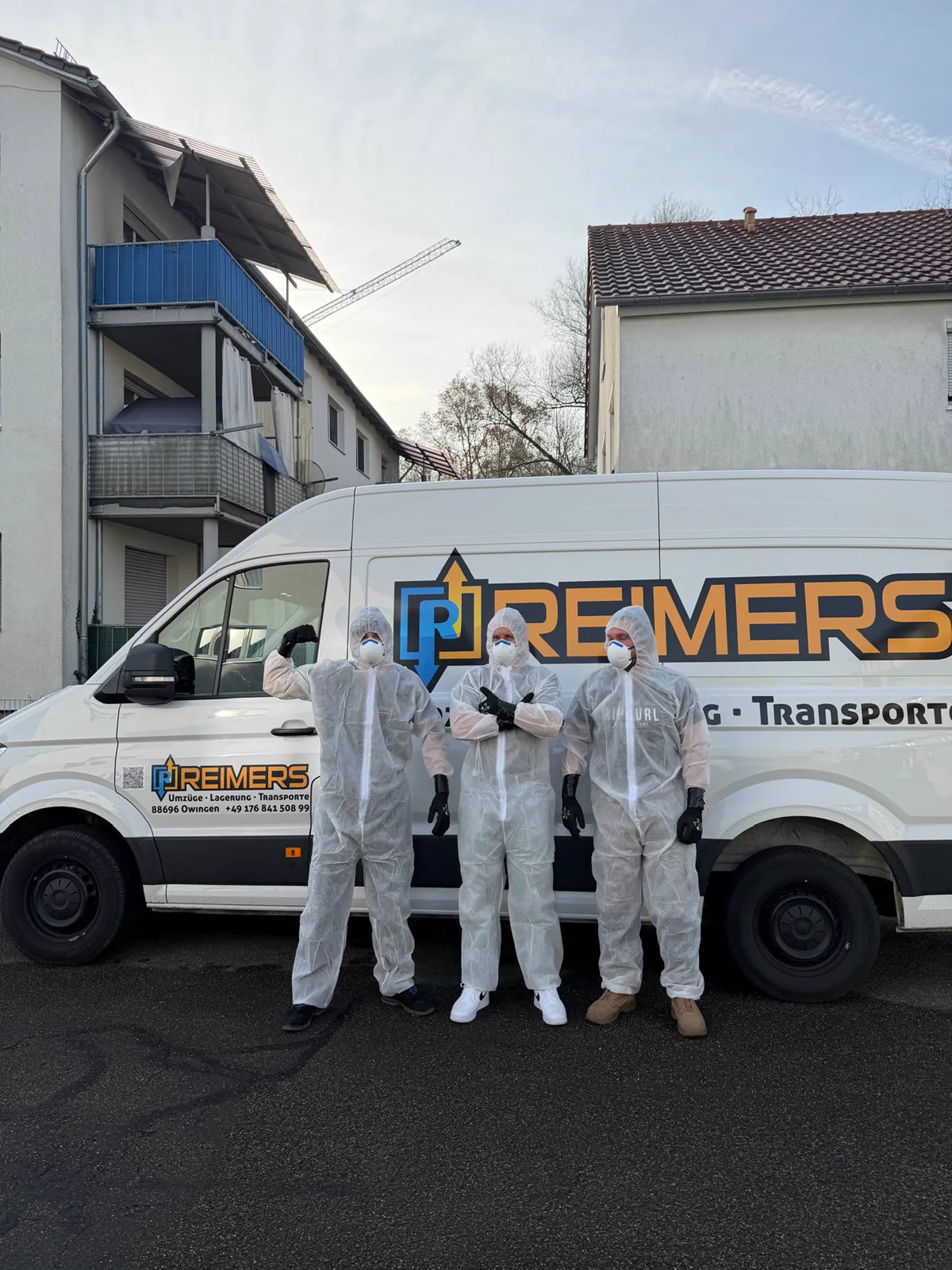 Reimers Umzüge — Team vor Transporter in Owingen